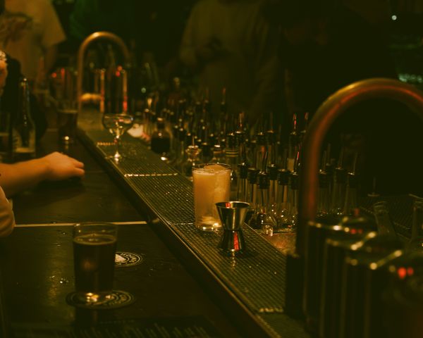 Bars à paris à petits prix : top spots pour une sortie économique